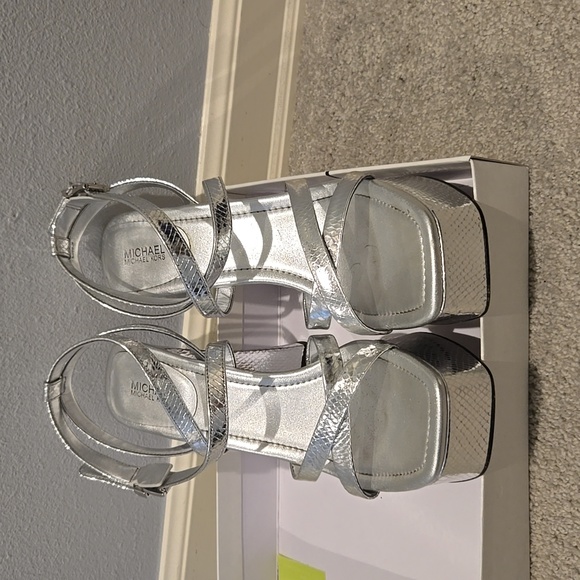 Michael Kors Paola silver leather platform sandals - Picture 4 of 7